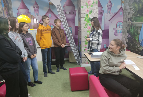 Вправа «Співбесіда із кандидатом». Інтерв՚юерка – Тетяна Лук〓янська,  кандидати – Дарина Кобцева, Ярина Оленюх, Ірина Статкевич, Владислав Клименко, Віталій Боляк